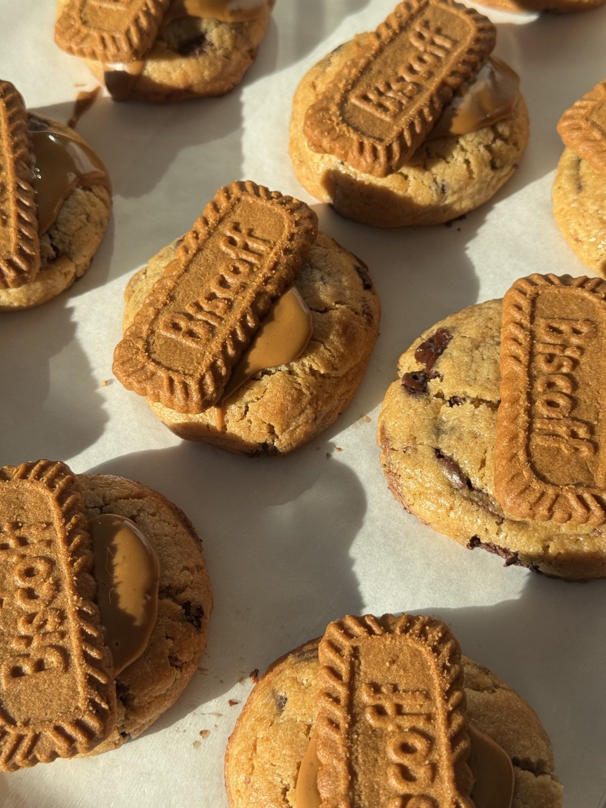 Nybakade chocolate chip cookies med Biscoff-kex och Biscoff-kräm