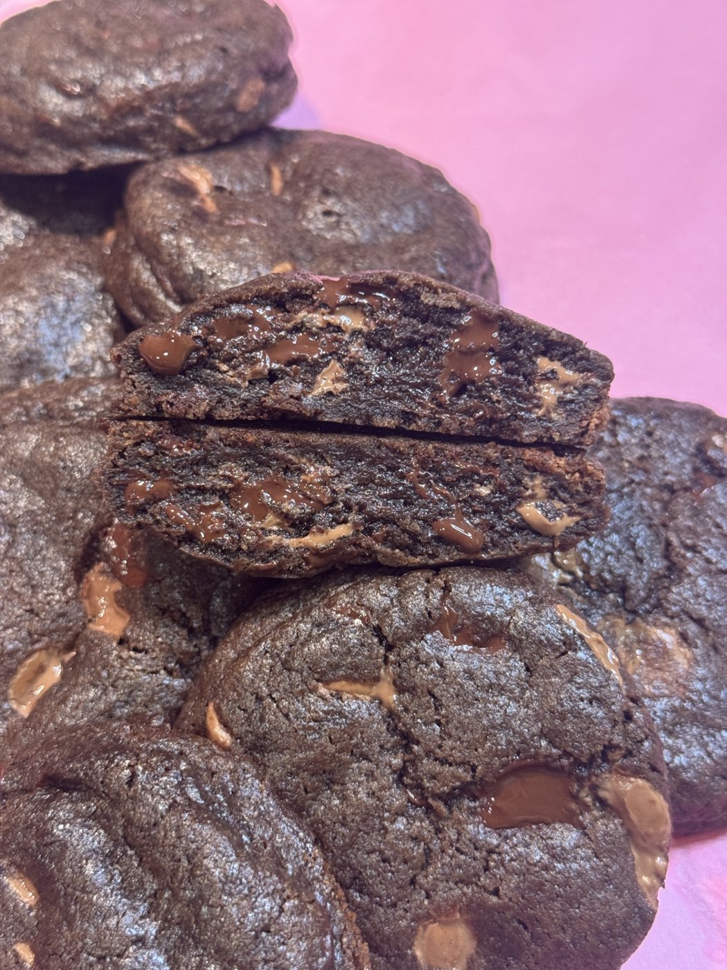 Brownie cookies med smält choklad, en delad på mitten